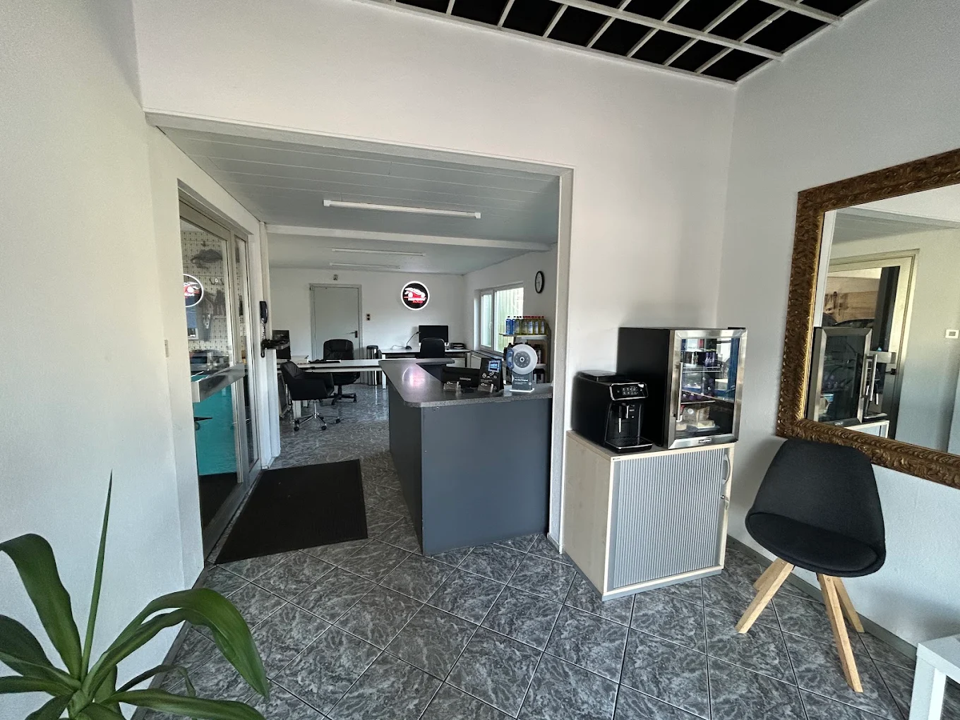 Heller Empfangsbereich von Norden Auto & Service